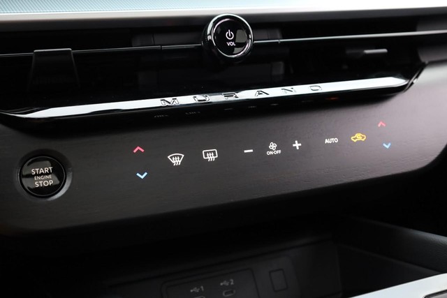 Nissan Murano Vehicle Full-screen Gallery Image 17