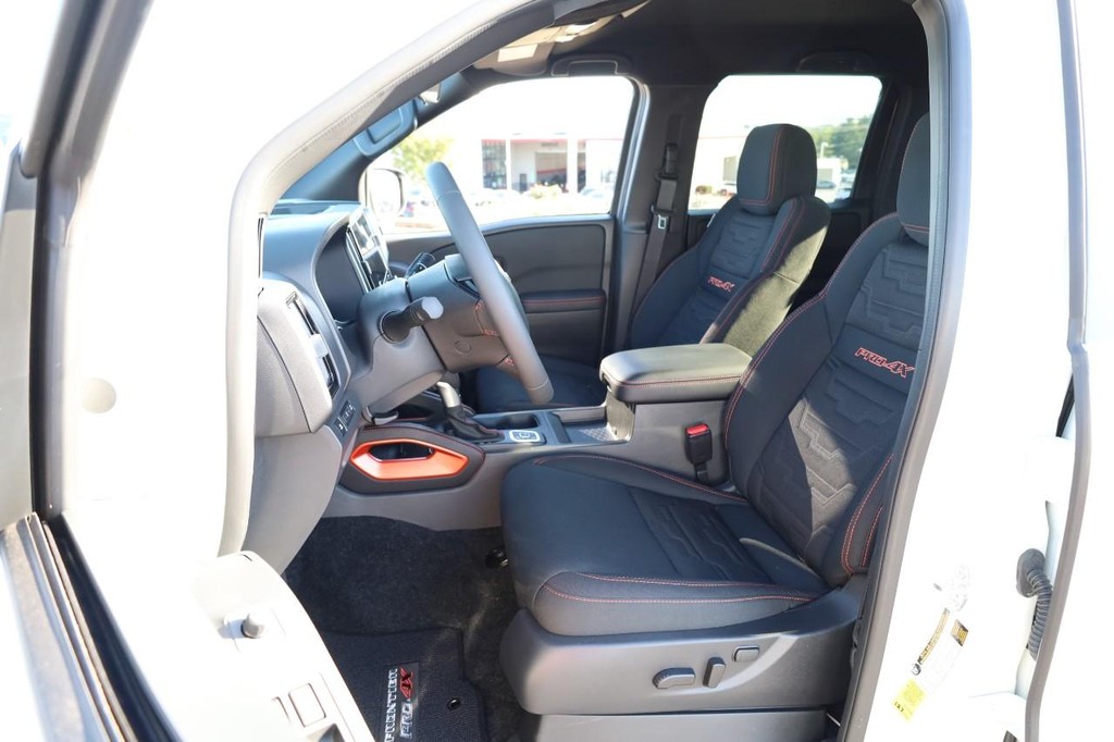 Nissan Frontier Vehicle Image 08