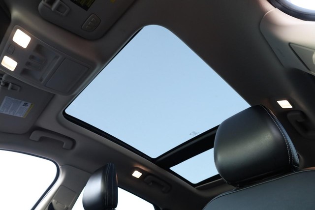 Ford Escape Vehicle Full-screen Gallery Image 09