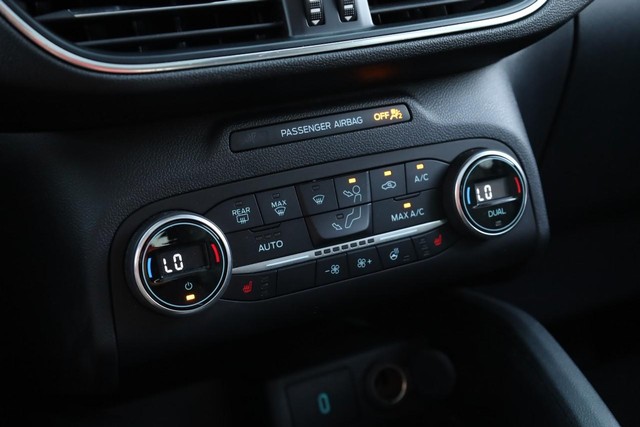 Ford Escape Vehicle Full-screen Gallery Image 17