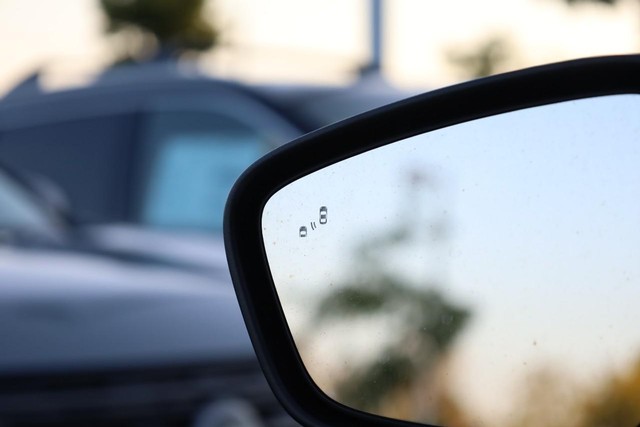 Ford Escape Vehicle Full-screen Gallery Image 24