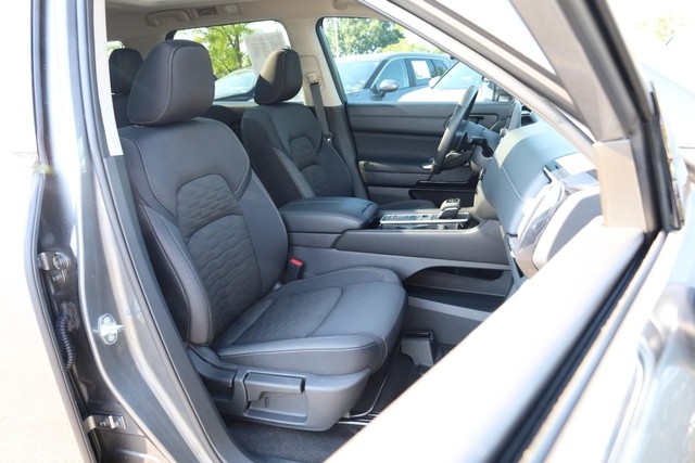 2025 Nissan Pathfinder SV - Photo 29