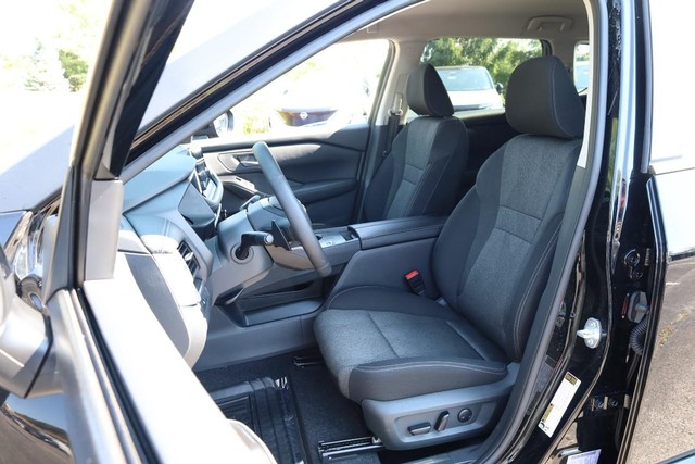 Nissan Rogue Vehicle Image 08