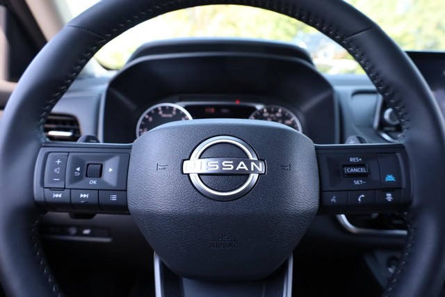 Nissan Rogue Vehicle Image 09