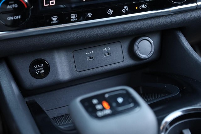 Nissan Rogue Vehicle Image 14