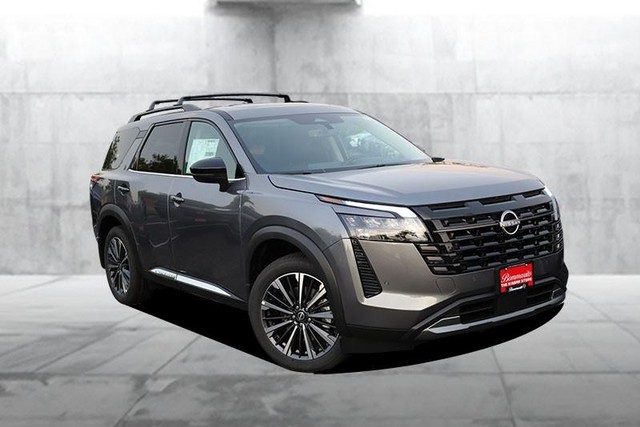 Nissan Pathfinder Vehicle Full-screen Gallery Image 2