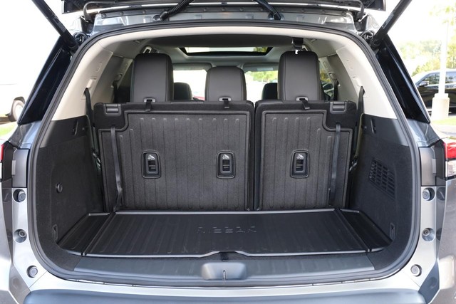 Nissan Pathfinder Vehicle Full-screen Gallery Image 7