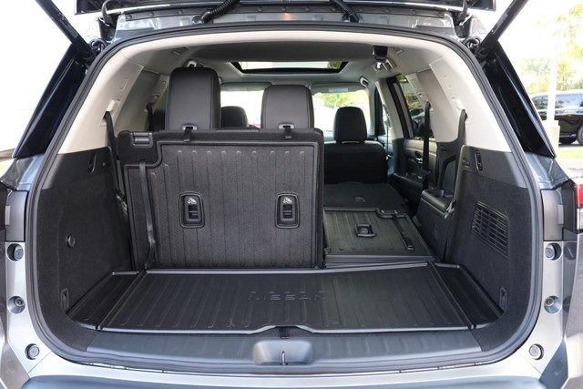 Nissan Pathfinder Vehicle Full-screen Gallery Image 8