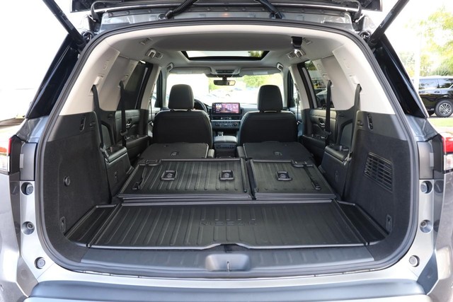 Nissan Pathfinder Vehicle Full-screen Gallery Image 9