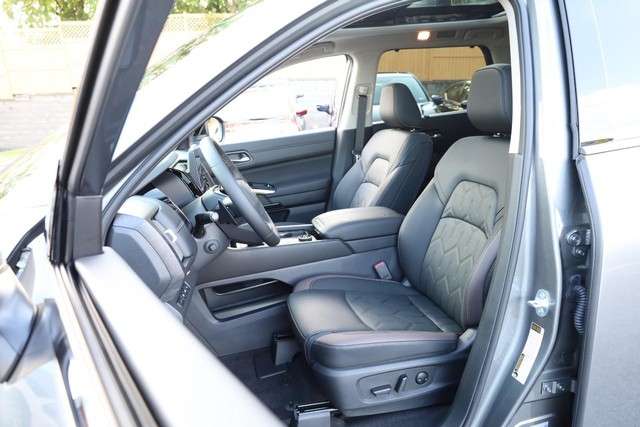 Nissan Pathfinder Vehicle Full-screen Gallery Image 10