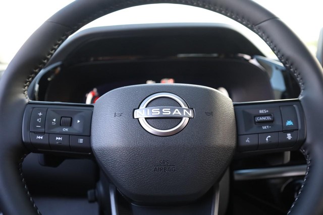 Nissan Pathfinder Vehicle Full-screen Gallery Image 13