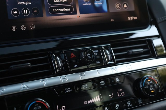 Nissan Pathfinder Vehicle Full-screen Gallery Image 16