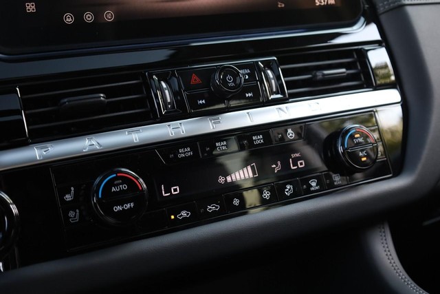 Nissan Pathfinder Vehicle Full-screen Gallery Image 17