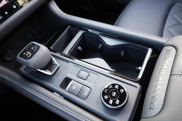 Nissan Pathfinder Vehicle Full-screen Gallery Image 19
