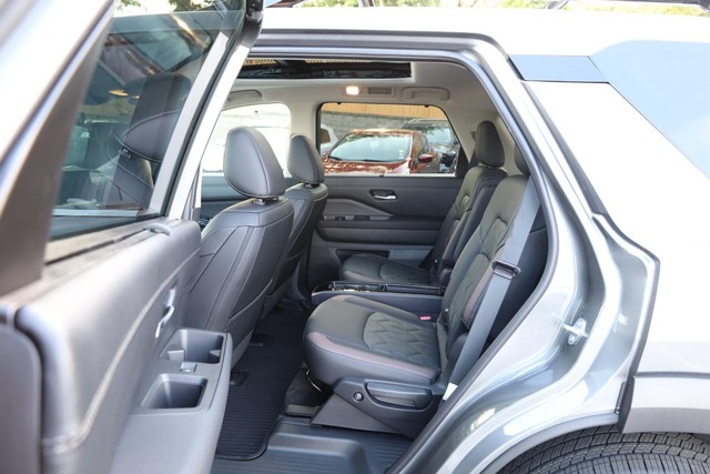 Nissan Pathfinder Vehicle Full-screen Gallery Image 25