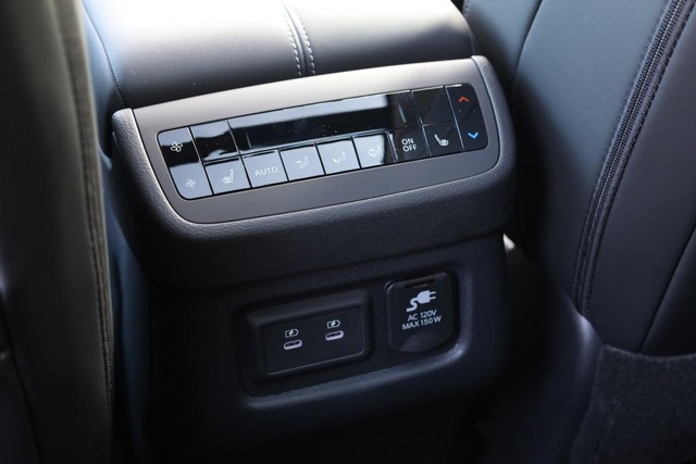 Nissan Pathfinder Vehicle Full-screen Gallery Image 27