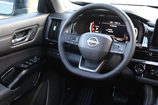 Nissan Pathfinder Vehicle Full-screen Gallery Image 29