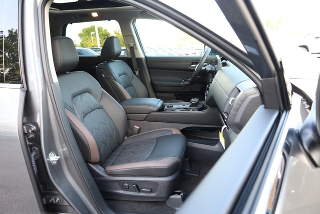Nissan Pathfinder Vehicle Full-screen Gallery Image 31