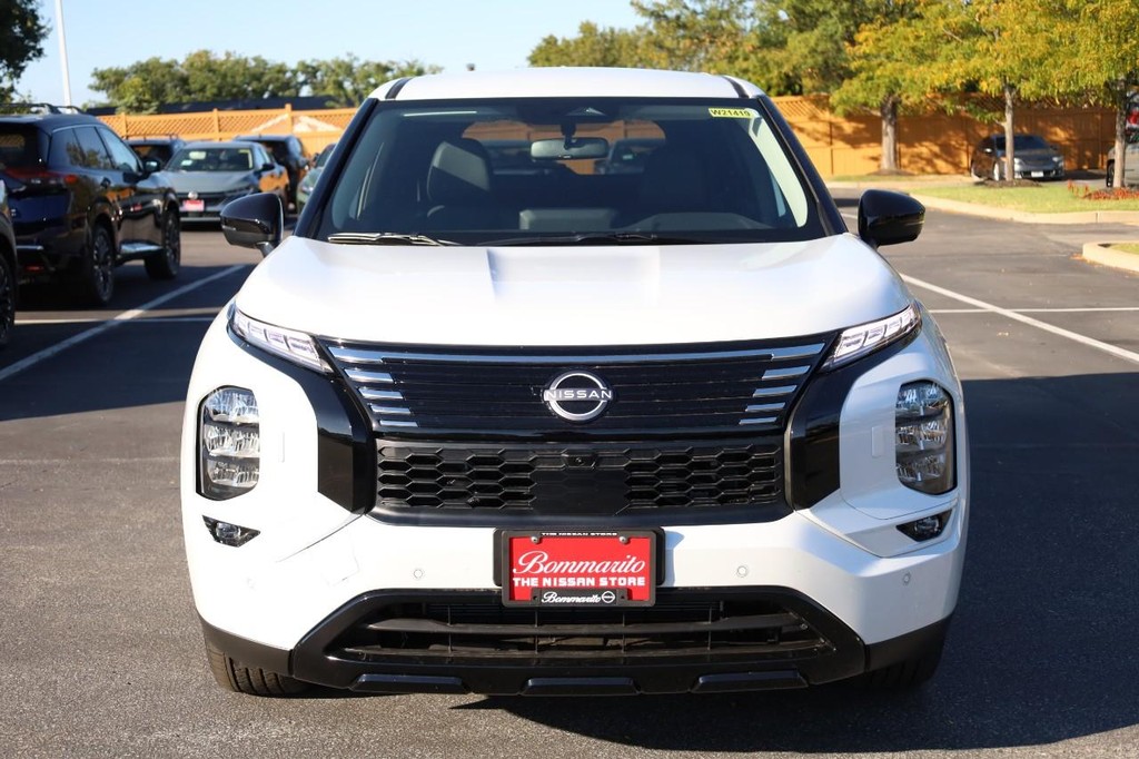 Nissan Rogue Plug-In Hybrid Vehicle Full-screen Gallery Image 4