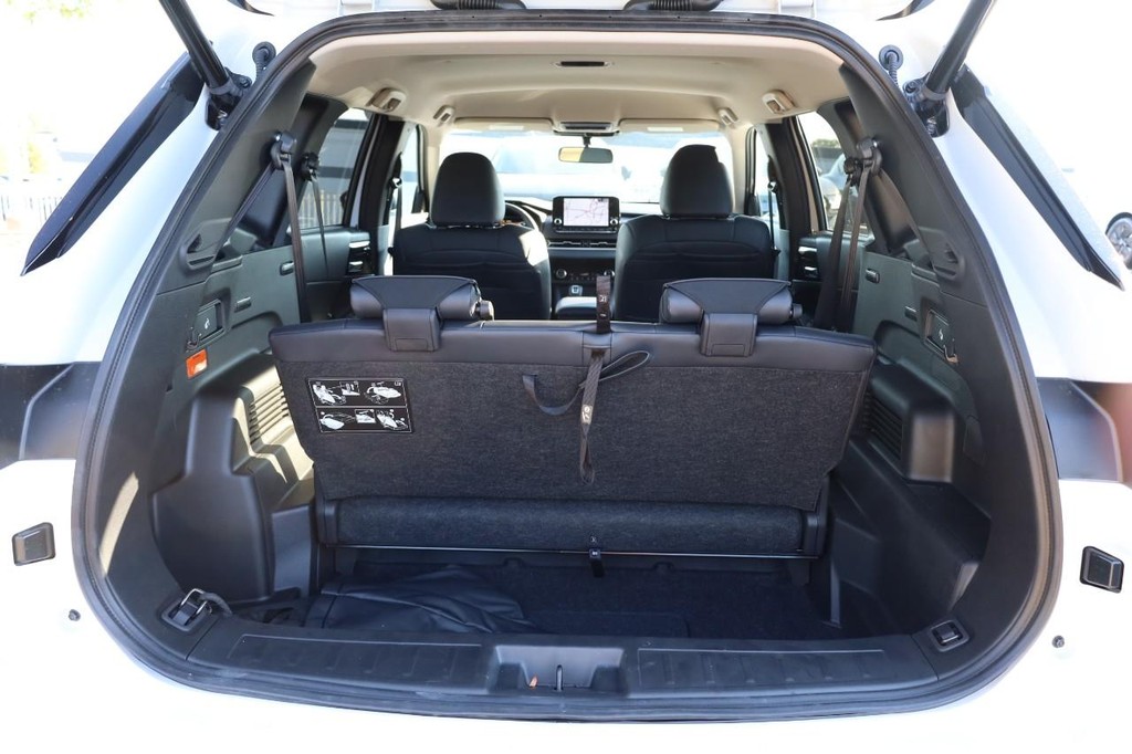 Nissan Rogue Plug-In Hybrid Vehicle Full-screen Gallery Image 7
