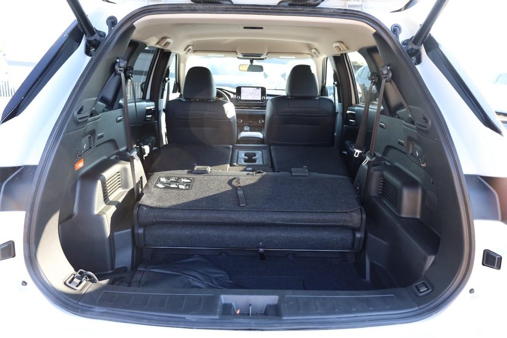 Nissan Rogue Plug-In Hybrid Vehicle Full-screen Gallery Image 8