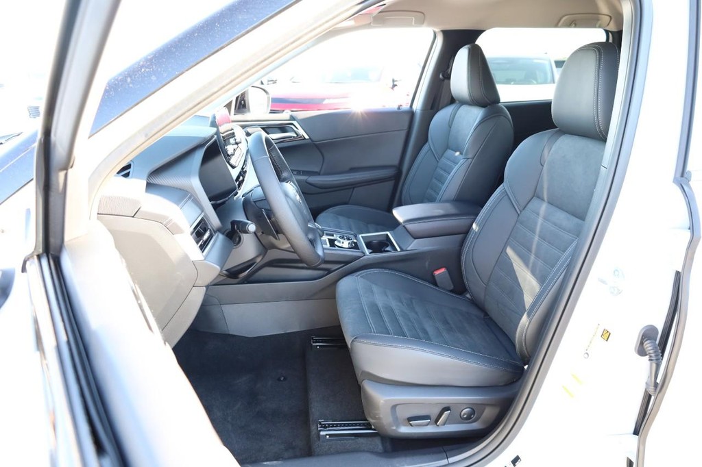 Nissan Rogue Plug-In Hybrid Vehicle Full-screen Gallery Image 9