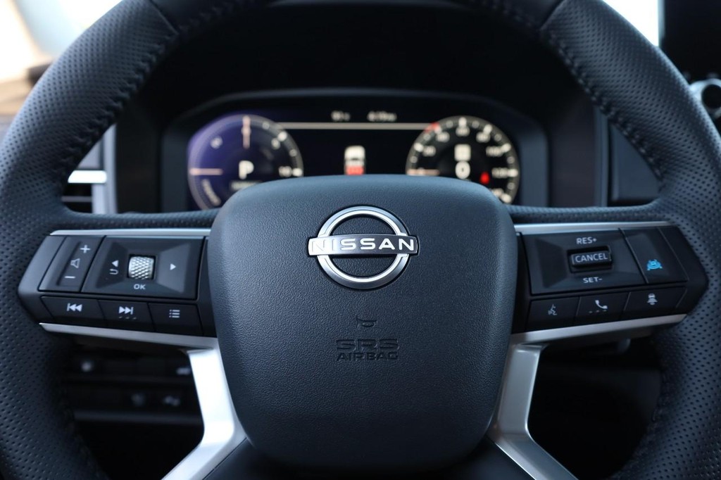 Nissan Rogue Plug-In Hybrid Vehicle Full-screen Gallery Image 10