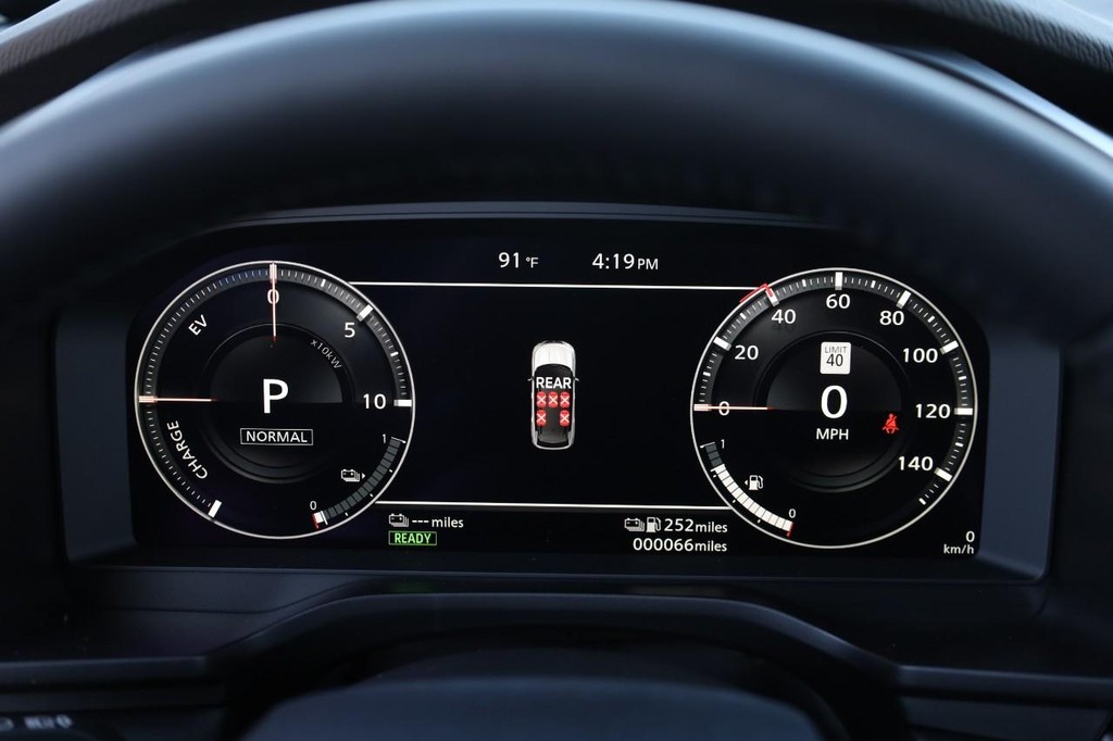 Nissan Rogue Plug-In Hybrid Vehicle Full-screen Gallery Image 11