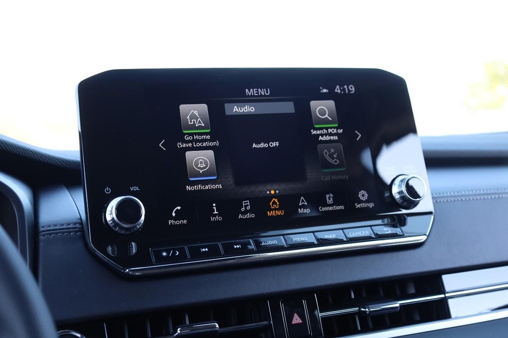 Nissan Rogue Plug-In Hybrid Vehicle Full-screen Gallery Image 12