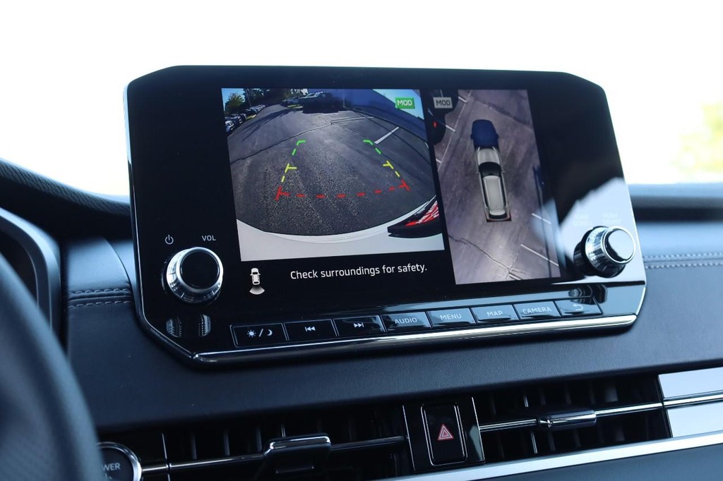 Nissan Rogue Plug-In Hybrid Vehicle Full-screen Gallery Image 14