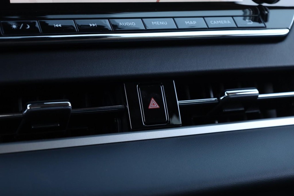 Nissan Rogue Plug-In Hybrid Vehicle Full-screen Gallery Image 15
