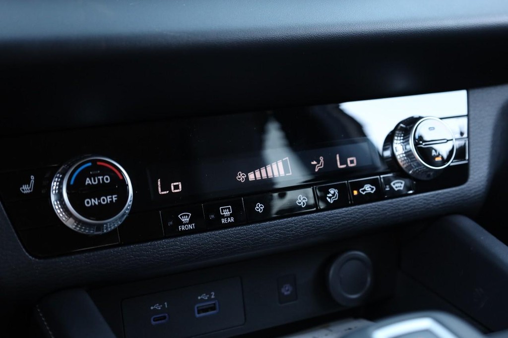 Nissan Rogue Plug-In Hybrid Vehicle Full-screen Gallery Image 16