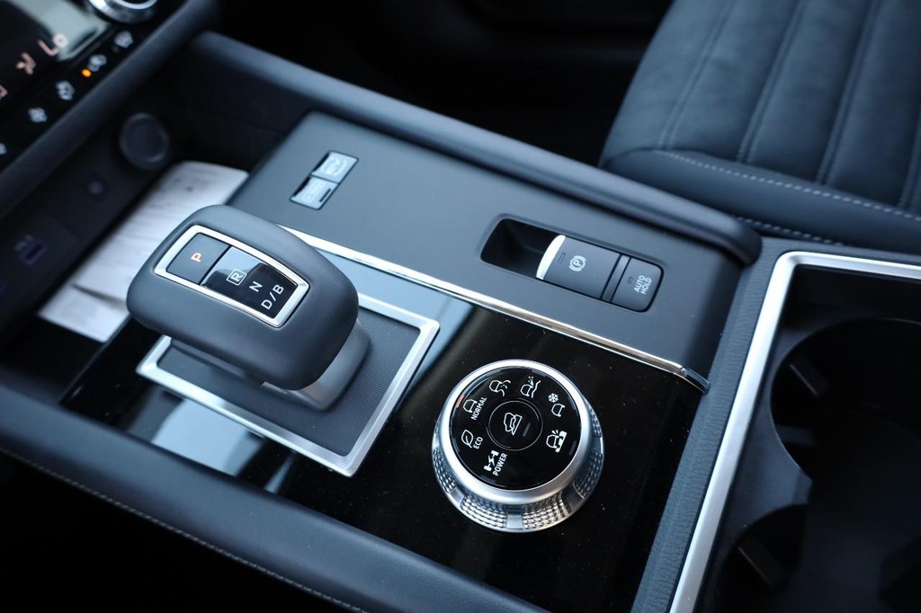 Nissan Rogue Plug-In Hybrid Vehicle Full-screen Gallery Image 18