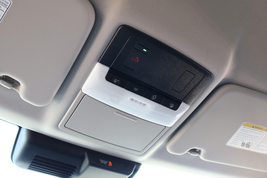 Nissan Rogue Plug-In Hybrid Vehicle Full-screen Gallery Image 19