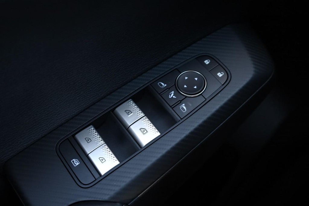 Nissan Rogue Plug-In Hybrid Vehicle Full-screen Gallery Image 20