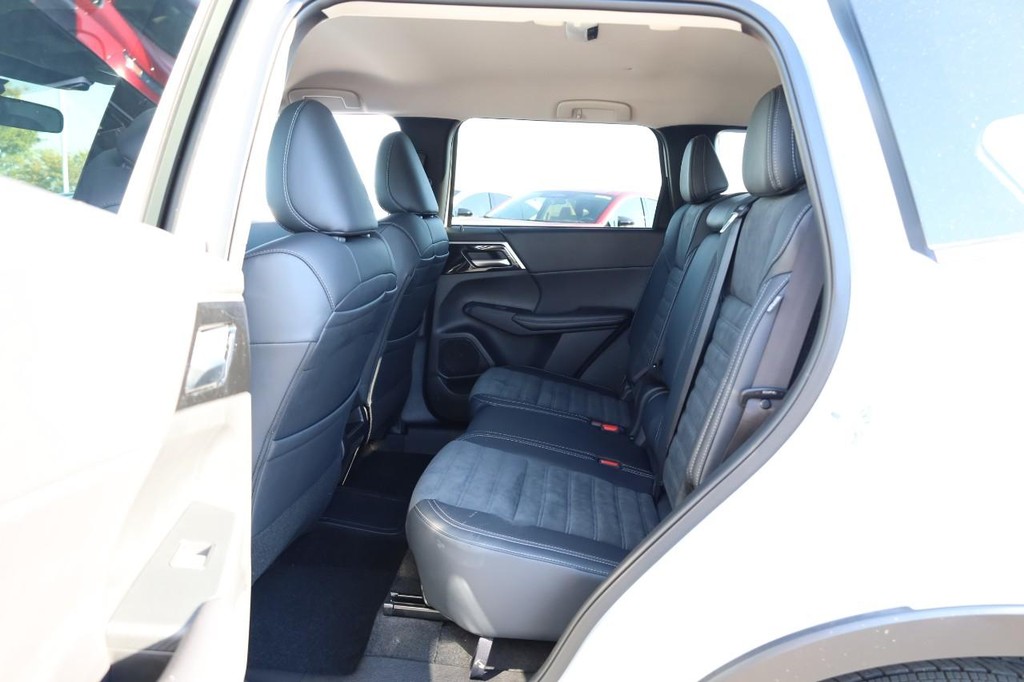 Nissan Rogue Plug-In Hybrid Vehicle Full-screen Gallery Image 23