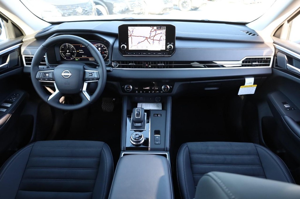 Nissan Rogue Plug-In Hybrid Vehicle Full-screen Gallery Image 24