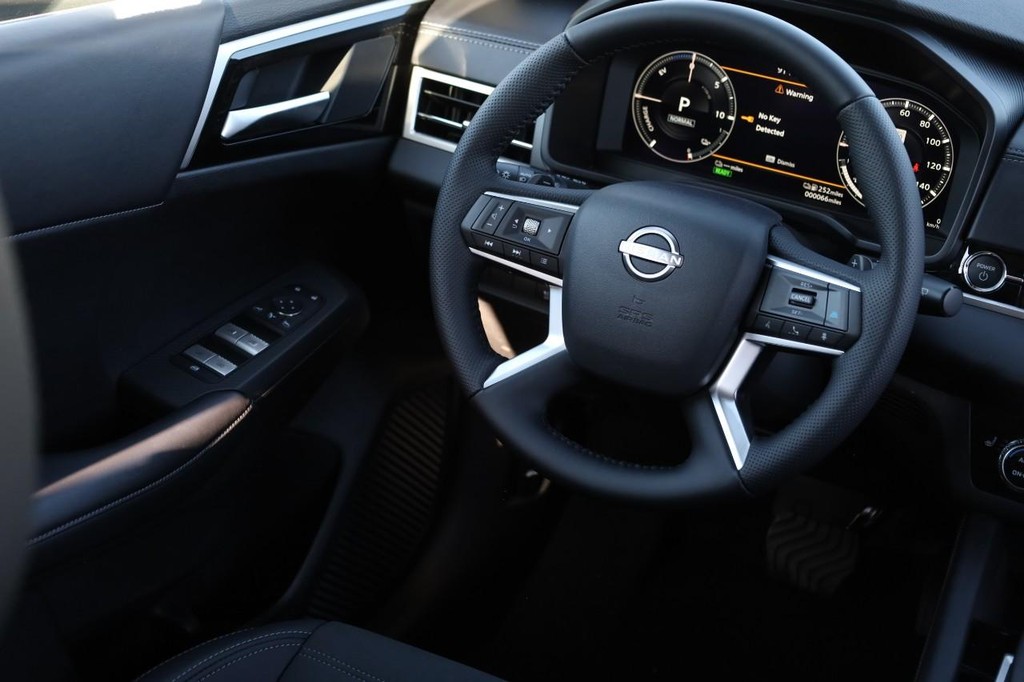 Nissan Rogue Plug-In Hybrid Vehicle Full-screen Gallery Image 25
