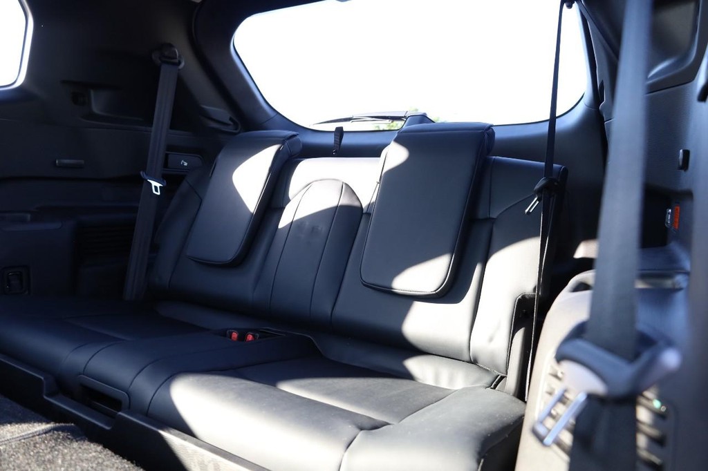 Nissan Rogue Plug-In Hybrid Vehicle Full-screen Gallery Image 26