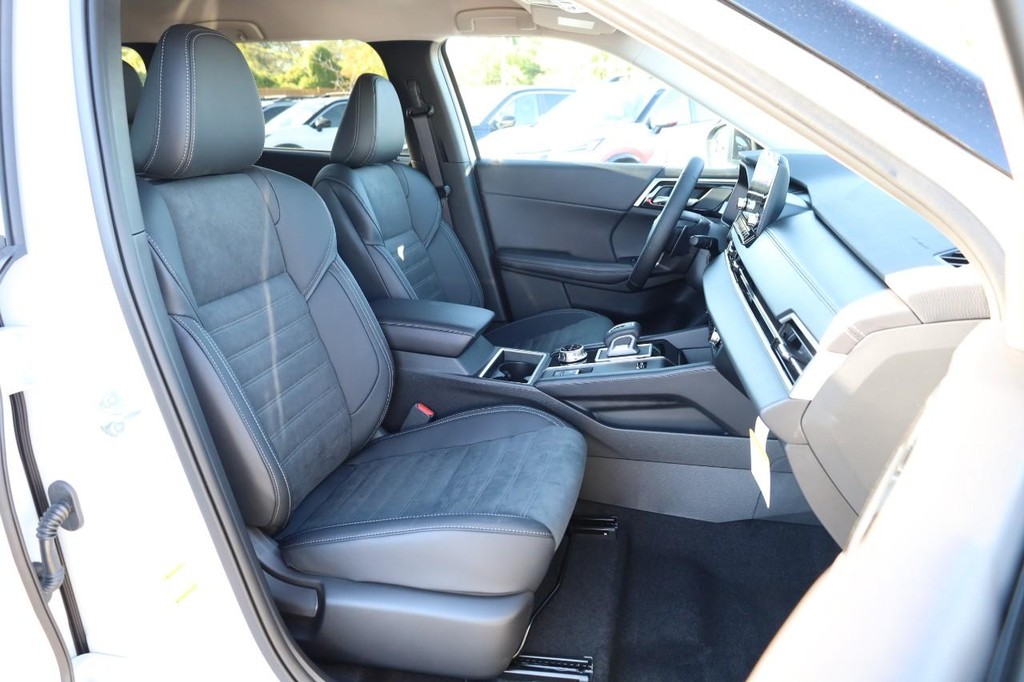 Nissan Rogue Plug-In Hybrid Vehicle Full-screen Gallery Image 27