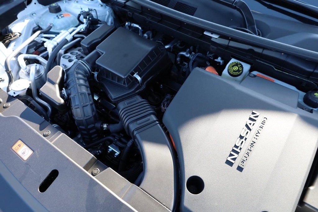 Nissan Rogue Plug-In Hybrid Vehicle Full-screen Gallery Image 28
