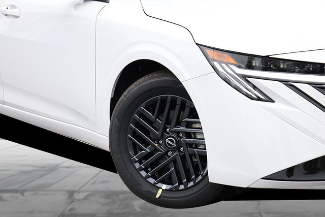 Nissan Sentra Vehicle Full-screen Gallery Image 3