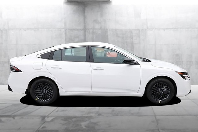 Nissan Sentra Vehicle Full-screen Gallery Image 5
