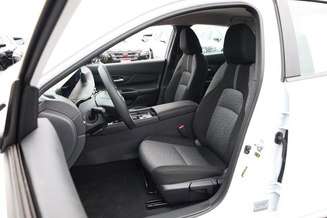 Nissan Sentra Vehicle Full-screen Gallery Image 8