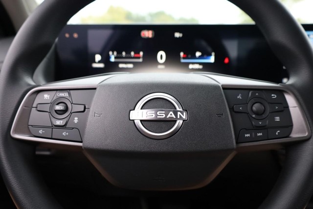 Nissan Sentra Vehicle Full-screen Gallery Image 9