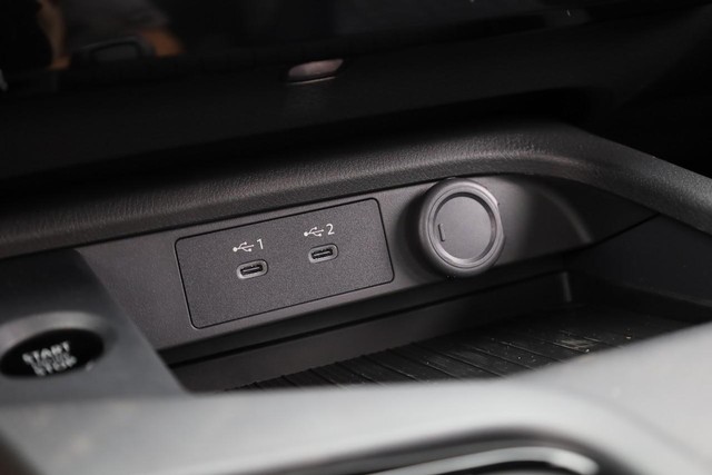 Nissan Sentra Vehicle Full-screen Gallery Image 15