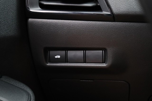 Nissan Sentra Vehicle Full-screen Gallery Image 19