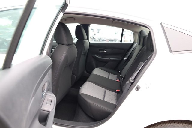Nissan Sentra Vehicle Full-screen Gallery Image 21