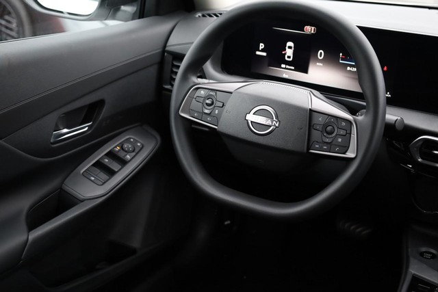 Nissan Sentra Vehicle Full-screen Gallery Image 24