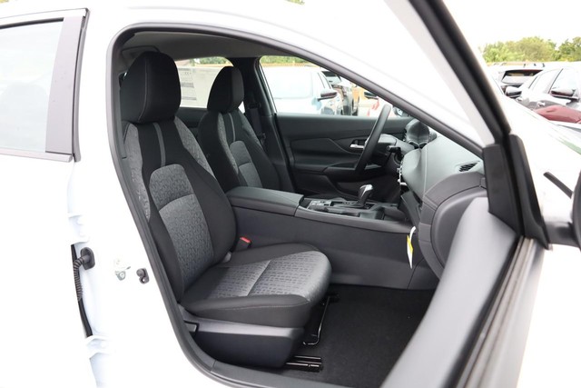 Nissan Sentra Vehicle Full-screen Gallery Image 25